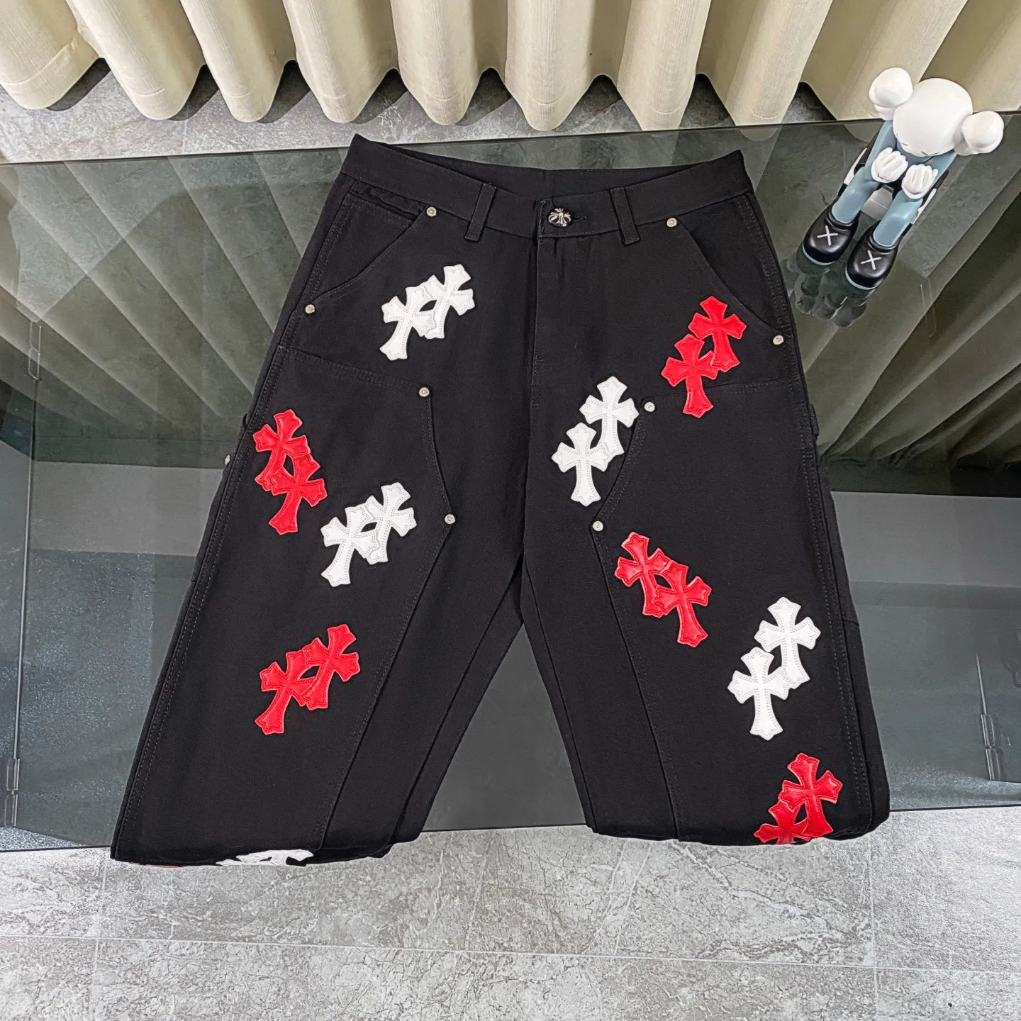 P270 CH Chromehearts American limited edition red and white cross stitched leather black work jeans logging pants. The price is 34W level. The patchwork cross pattern is embellished and the jeans are washed! ! An absolutely high-end luxury product, a 1.9W-level god-level single product, a super popular product, made by top heavy industry, a magic weapon that cannot be missed! [About Zangyin] This is an extremely luxurious fashion brand that can also be called the aristocracy of the high street. It has always been an exclusive brand for some hipsters or rich second generations. Compared with ordinary high streets, it is more luxurious and noble. Compared with luxury brands, it is more fashionable and individual. It has always been a brand that I have a special liking for. [Top heavy industry fashion design] Consistently high-street luxury style. Speaking of this style, the Zangyin family and GU family are definitely the leading representative brands. Especially the Zangyin family has really achieved a state-of-the-art effect in creating high-street style. The unique washed material is used to create this style. The color system is already quite eye-catching. After it is decorated with patchwork cross flowers, it cleverly highlights the charm of the brand. Secondly, this style uses classic The high-waist cutting design highlights the long legs and fashionable temperament of the upper body. The brand is highly recognizable and the slim fit configuration is more suitable for daily wear. It is a product that interprets personality, fashion, and specifications at a glance. This single product is enough to make any fan excited. It can be a white T-shirt for a youthful college style, or a tight suspender for a royal style. It has strong matching ability and can be easily controlled by men.  [Materials and craftsmanship] Needless to say, this point goes without saying. As an excellent craftsman brand, Zangyin’s requirements for details and craftsmanship are really perfect. The washed color of this model has gone through so many processes, not to mention the embellishment of denim appliques. It is also purely hand-made and sewn. Just like what they believe in, only hand-made things have soul and have the meaning of wear. A top-notch heavy-duty fashionable denim item, I look forward to your perfect interpretation! !  Color: Black Size: 28-36